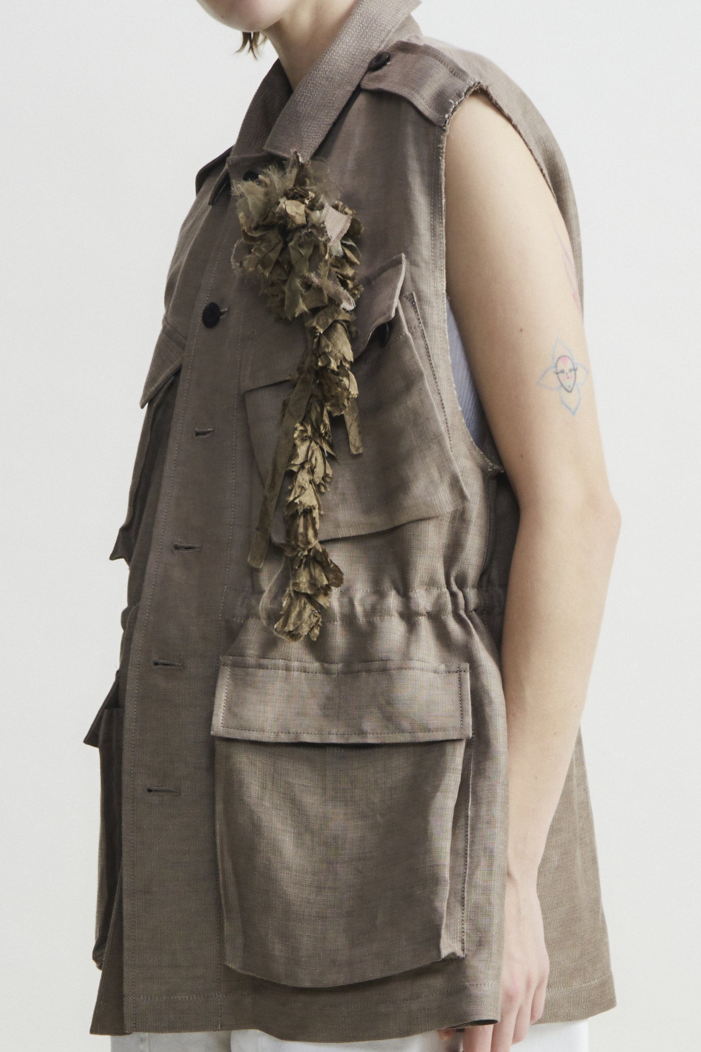 No sleeve vest with corsage（WOMENS）
