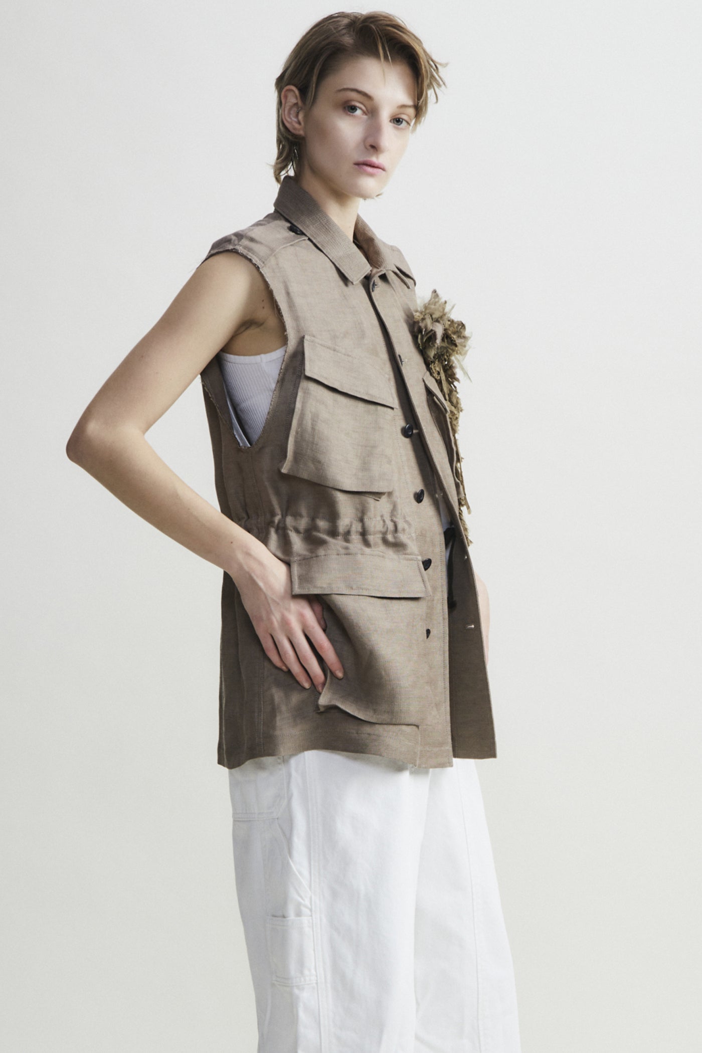 【PRE ORDER】No sleeve vest with corsage（WOMENS）